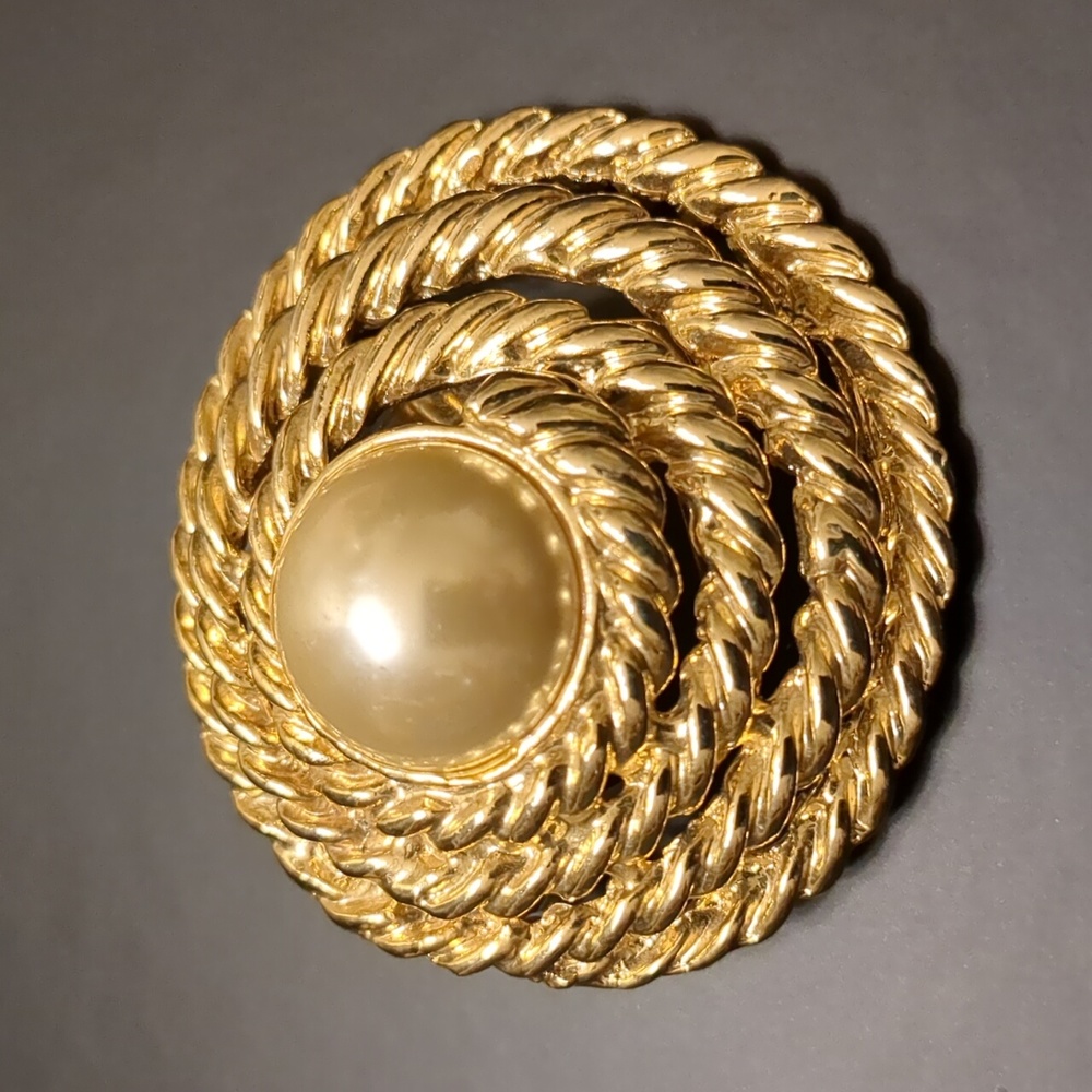 PEARL SCARVE BROOCH